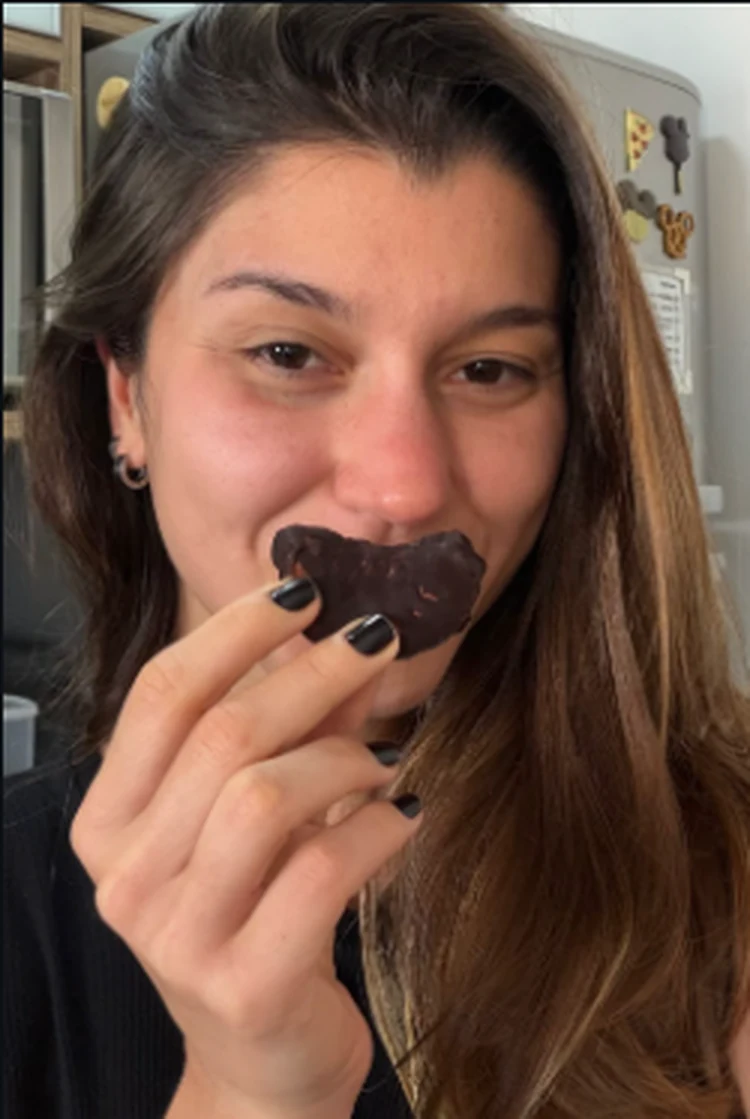Maria Camila experimentando um snack de chocolate em casa
