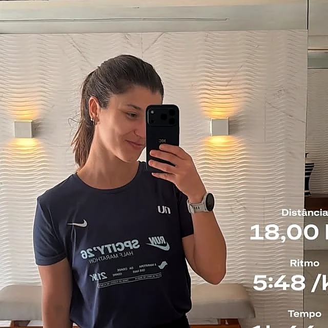 Maria Camila registrando um treino de 18 quilômetros
